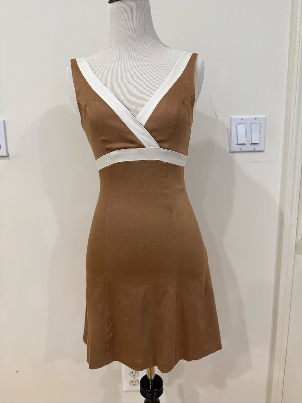 Betsey Johnson VTG Sleeveless Brown V-Neck Contrast Trim Dress